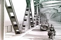 8. Duitse troepen op de verkeersbrug bij Moerdijk tijdens de tweede wereldoorlog. thumbnail