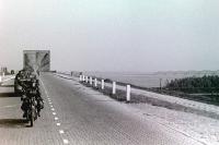 9. De oprit van de verkeersbrug bij Moerdijk tijdens de tweede wereldoorlog. thumbnail