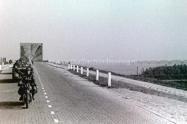 9. De oprit van de verkeersbrug bij Moerdijk tijdens de tweede wereldoorlog. image
