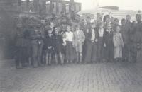 13. Duitse militairen met de Dordtse jeugd in Dordrecht tijdens de tweede wereldoorlog thumbnail
