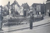 18. Dordrecht - De hoek Hoogt-Sluisweg mei 1940 thumbnail