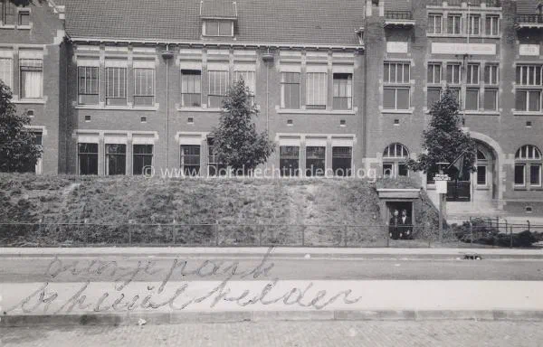 15. Schuilplaats voor de HBS aan het Oranjepark image