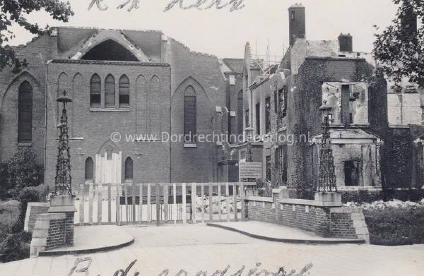 16. De vernielde pastorie aan de Burgemeester de Raadtsingel image