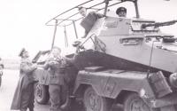 10. De verkenningseenheid van de 9e panzerdivisie arriveert bij de Tweede Tol in Dordrecht tijdens de tweede wereldoorlog. thumbnail