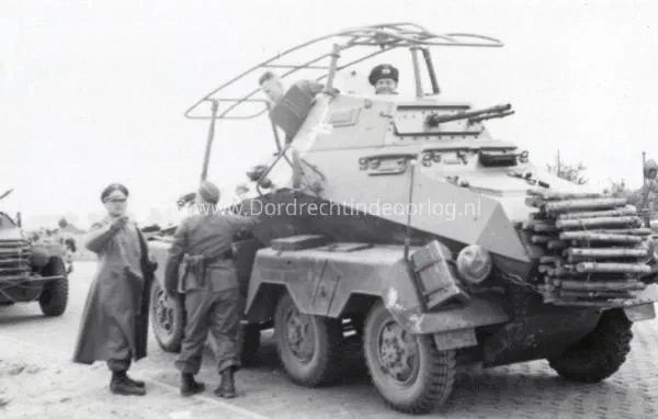 11. De verkenningseenheid van de 9e panzerdivisie arriveert bij de Tweede Tol in Dordrecht tijdens de tweede wereldoorlog. image