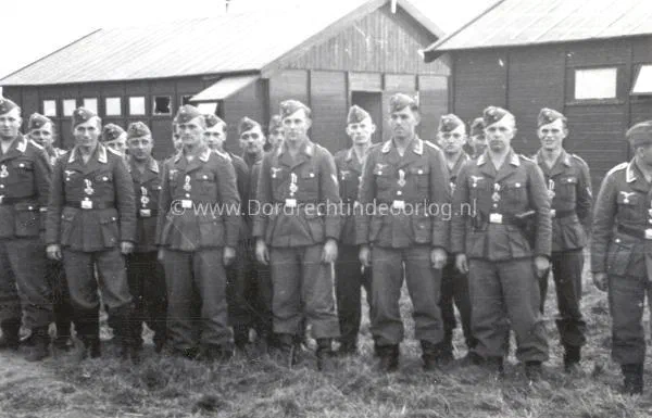 13. Parachutisten na het ontvangen van het ijzeren kruis bij het barakkenkamp van de Tweede Tol tijdens de tweede wereldoorlog. image
