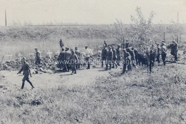 15. Nederlandse militairen bij veldgraven bij de Tweede Tol in Dordrecht tijdens de tweede wereldoorlog. image