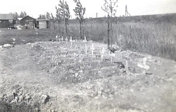 16. Nederlandse veldgraven met op de achtergrond het barakkenkamp. image