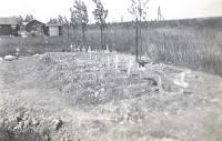 16. Nederlandse veldgraven met op de achtergrond het barakkenkamp. thumbnail