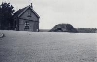 21. Nederlandse Mitrailleurbunker Tweede Tol in Dordrecht tijdens de tweede wereldoorlog. thumbnail