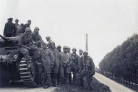 22. Fallschirmjäger en Duitse panzertruppen op de Zeedijk in Dordrecht tijdens de tweede wereldoorlog. thumbnail