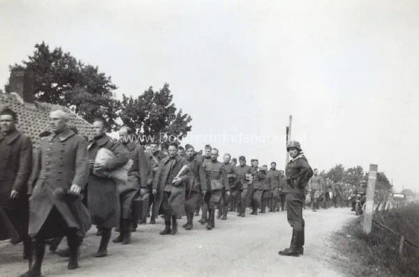23. Nederlandse krijgsgevangenen op de Wieldrechtse Zeedijk. image