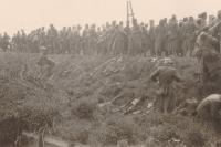 24. Nederlandse krijgsgevangenen worden ontwapend bij de Tweede Tol in Dordrecht in mei 1940. thumbnail