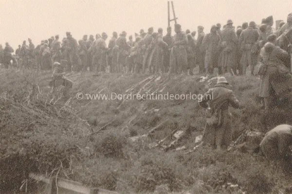 24. Nederlandse krijgsgevangenen worden ontwapend bij de Tweede Tol in Dordrecht in mei 1940. image