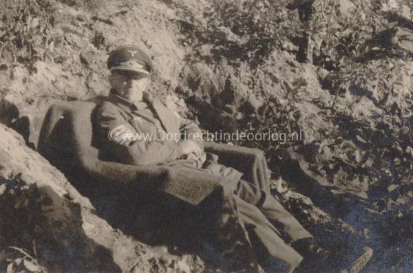 25. Oberst Bruno Bräuer in de omgeving van de Tweede Tol in Dordrecht in mei 1940. image