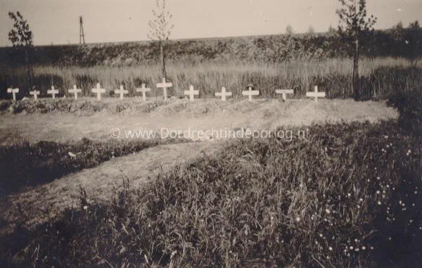 26. Nederlandse veldgraven bij de Tweede Tol in Dubbeldam in mei 1940. image