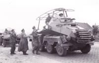 9. De verkenningseenheid van de 9e panzerdivisie arriveert bij de Tweede Tol in Dordrecht tijdens de tweede wereldoorlog. thumbnail