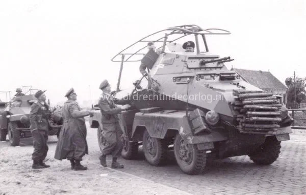 9. De verkenningseenheid van de 9e panzerdivisie arriveert bij de Tweede Tol in Dordrecht tijdens de tweede wereldoorlog. image
