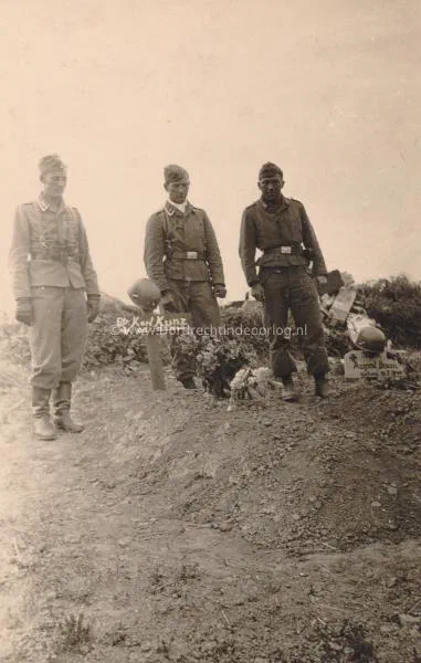 10. Duitse Luftwaffe militairen poseren bij het graf van Karl Kunz tussen de Zanddijk en de Tweede tol image