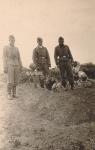 10. Duitse Luftwaffe militairen poseren bij het graf van Karl Kunz tussen de Zanddijk en de Tweede tol thumbnail