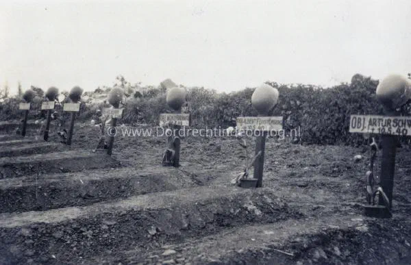 6. Fallschirmjäger graven in tussen de Zanddijk en de de Tweede Tol in Dordrecht tijdens de tweede wereldoorlog. image