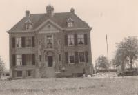 1. De voorzijde van Villa Amstelwijck in mei 1940. thumbnail