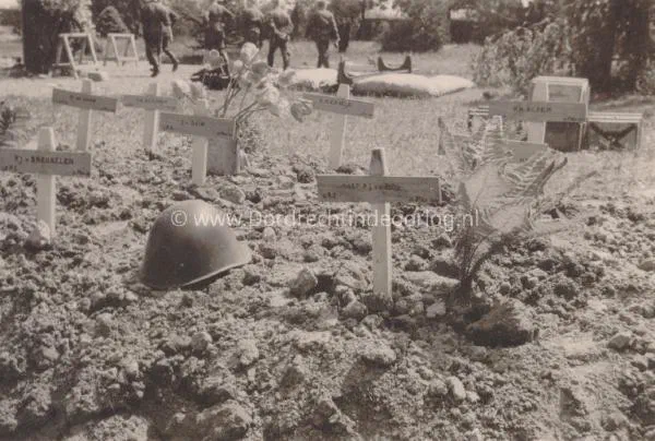 10. Nederlandse veldgraven bij villa Amstelwijck in mei 1940. image