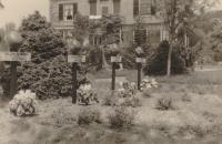 11. Duitse veldgraven aan de achterzijde van villa Amstelwijck in mei 1940. thumbnail