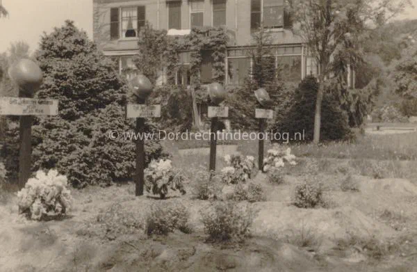 11. Duitse veldgraven aan de achterzijde van villa Amstelwijck in mei 1940. image