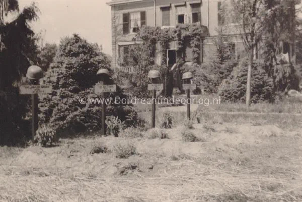 12. Duitse veldgraven bij villa Amstelwijck in mei 1940. image