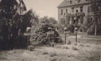 13. Duitse veldgraven bij villa Amstelwijck in mei 1940. thumbnail