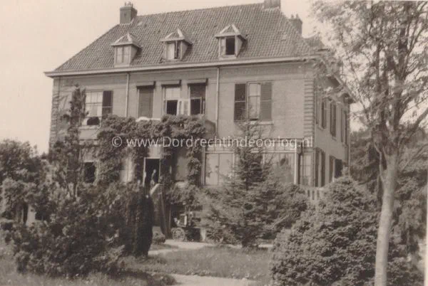 2. De achterzijde van Villa Amstelwijck in mei 1940. image