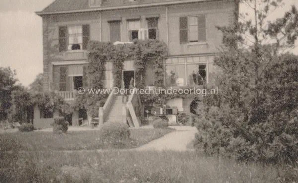 3. Nog een opname van Villa Amstelwijck van de achterzijde. image