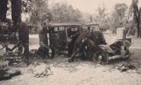 5. Een vernielde personenauto bij het Villapark Amstelwijck in mei 1940. thumbnail