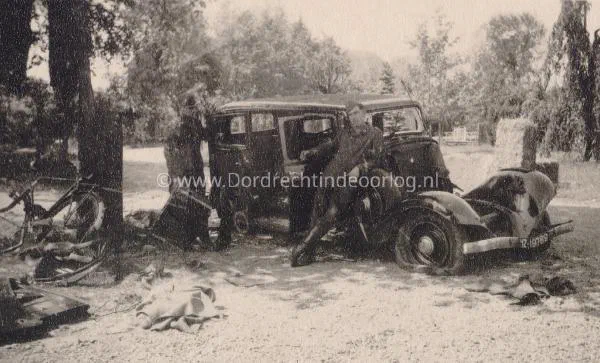 5. Een vernielde personenauto bij het Villapark Amstelwijck in mei 1940. image