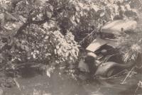 6. Een vrachtwagen in de sloot bij Villa Amstelwijck in mei 1940. thumbnail
