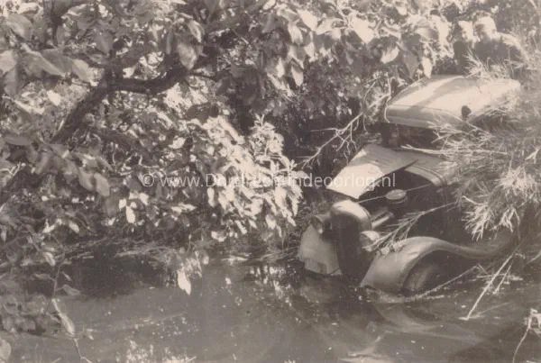 6. Een vrachtwagen in de sloot bij Villa Amstelwijck in mei 1940. image