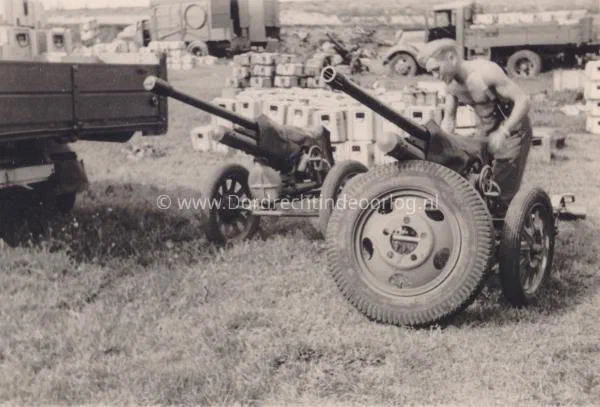 7. Nederlands Pantser Afweer Geschut, mogelijk bij Amstelwijck in mei 1940. image