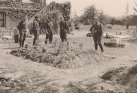 8. Duitse militairen poseren bij de veldgraven van de Nederlandse slachtoffers bij villa Amstelwijck in mei 1940. thumbnail