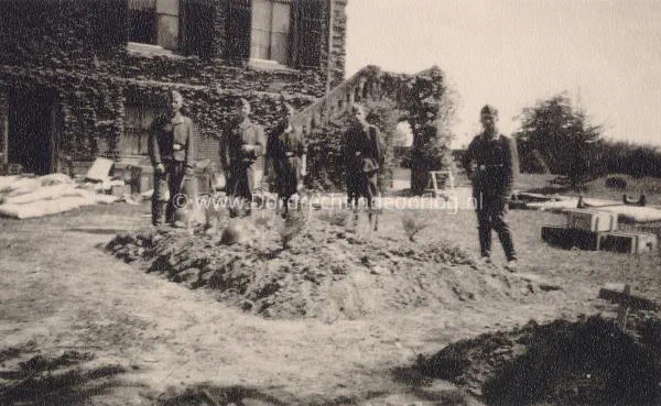 9. Duitse militairen poseren bij de veldgraven van Nederlandse militairen bij villa Amstelwijck. image