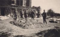 9. Duitse militairen poseren bij de veldgraven van Nederlandse militairen bij villa Amstelwijck. thumbnail