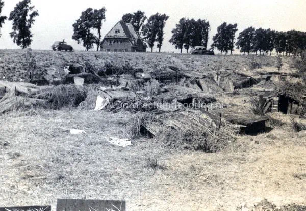 10. De beschadigde politietroepenkazerne in Willemsdorp tijdens de tweede wereldoorlog. image