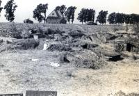 10. De beschadigde politietroepenkazerne in Willemsdorp tijdens de tweede wereldoorlog. thumbnail