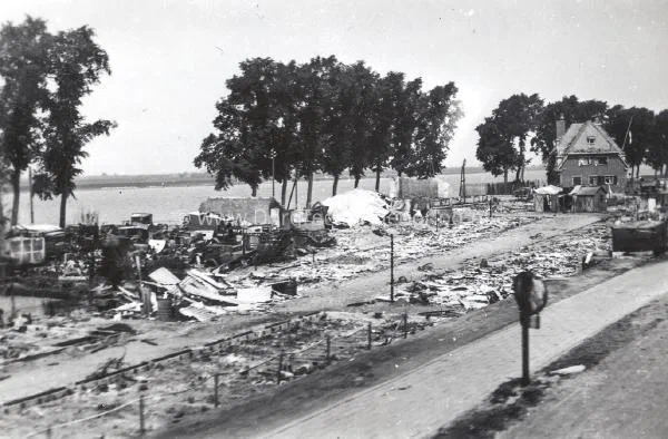 11. Verwoesting in Willemsdorp tijdens de tweede wereldoorlog. image
