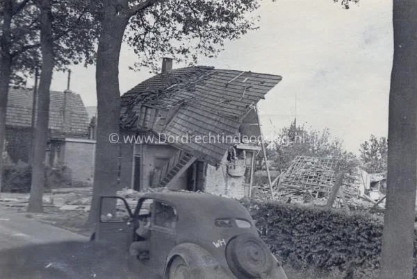 12. Schade door de oorlog in Willemsdorp in mei 1940. image