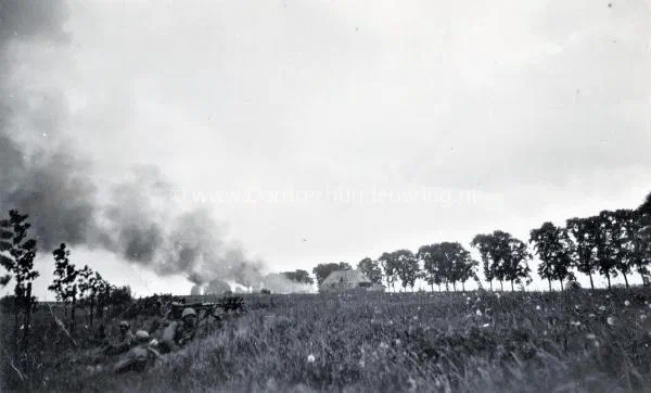 2. Duitse parachutisten bij Willemsdorp tijdens de meidagen van 1940. image