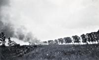2. Duitse parachutisten bij Willemsdorp tijdens de meidagen van 1940. thumbnail