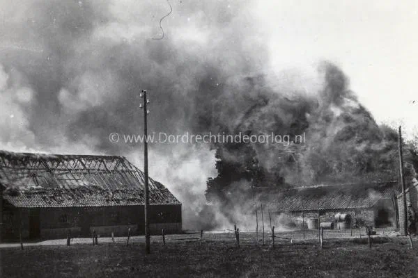 4. Twee schuren in brand door handgranaten op het eiland van Dordrecht. image