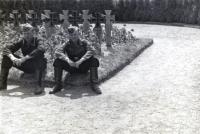 Duitse soldaten bij de oorlogsgraven op de Algemene Begraafplaats in Dordrecht thumbnail