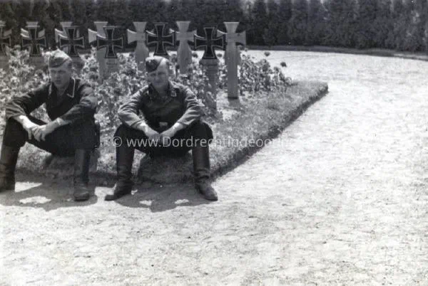 10.  Duitse soldaten bij de oorlogsgraven op de Algemene Begraafplaats in Dordrecht image
